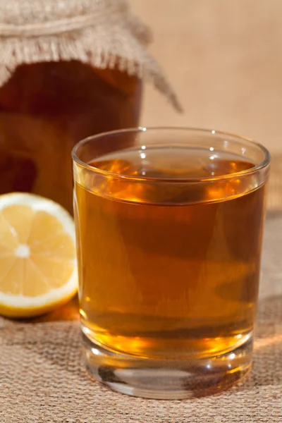 Комбуча суперпища про биотик чай грибок напиток в стакане с — стоковое фото