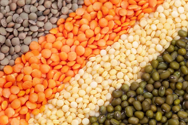 Variedad de legumbres y granos crudos y heathy super food — Foto de Stock