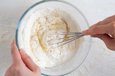 Corolla ve karıştırma kapta un ile kırık yumurta