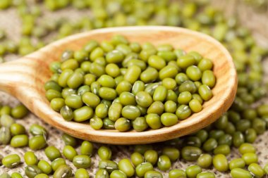 Protein süper gıdaların tam yeşil sağlıklı pişmemiş mung fasulye