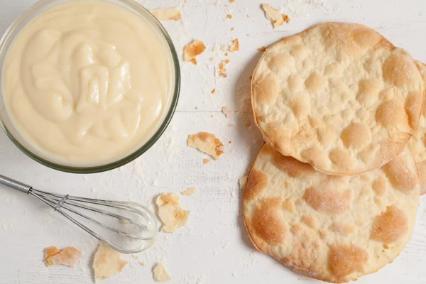 Custard cream on white vintage background. Preparation of sweet — Stock Photo, Image