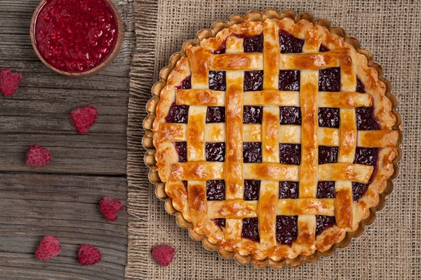 Torta de framboesa com framboesas frescas. Vista superior — Fotografia de Stock