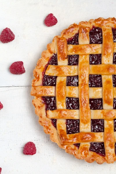 Torta de framboesa com engarrafamento na mesa branca. Vista superior . — Fotografia de Stock