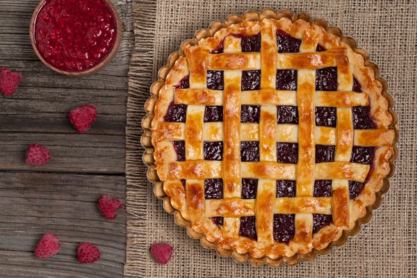 Torta de framboesa com framboesas frescas. Vista superior — Fotografia de Stock