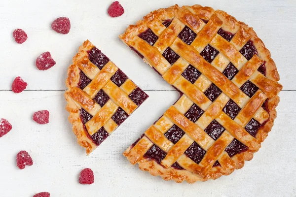 Torta de framboesa fatiada com framboesas frescas na mesa branca — Fotografia de Stock