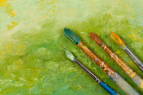 Konstnärer vintage verktyg penslar på grön konstnärliga bakgrund — Stockfoto