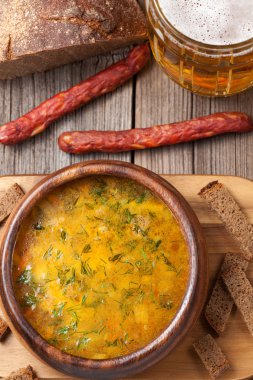 Hollandalı bira sarı sosis kruton maydanoz ot ile çorba ve olmak