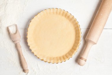 Tart pasta hazırlama, hamur Maya ve beyaz mutfak masasının üzerinde oklava ile