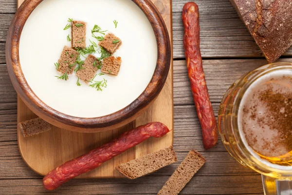 Soupe bavaroise à la crème de bière savoureuse avec croûtons d'aneth et saucisse sur — Photo