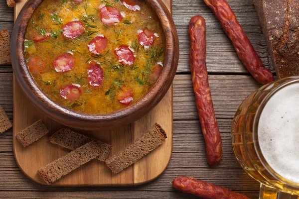 Soupe à la bière traditionnelle rustique avec croûtons d'aneth de saucisse au fromage a — Photo