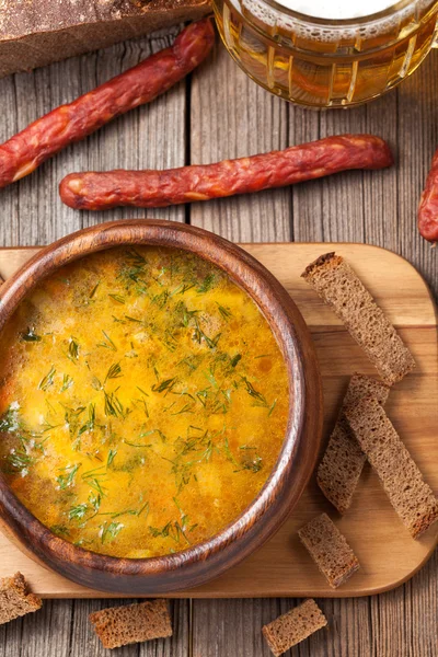 Sopa amarela de cerveja holandesa com salsicha croutons salsa e endro — Fotografia de Stock