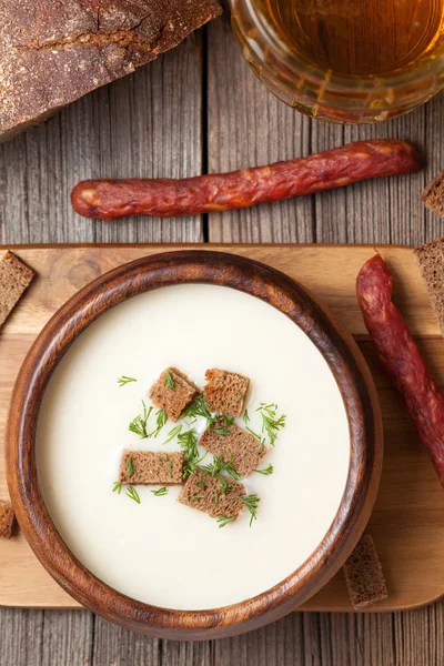 Traditional white beer cream soup with dill croutons and sausage — Stock Photo, Image
