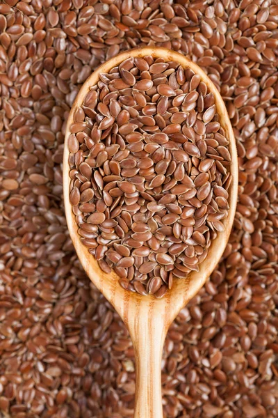 Семена льна супер питание в винтажной деревянной ложке — стоковое фото