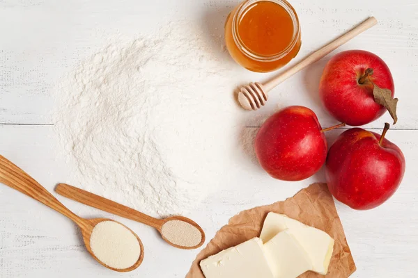 Приготовление пирога Мука, масло, мед и дрожжи на белом столе — стоковое фото