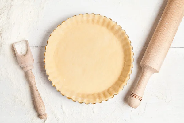 Tart pie preparation, dough with yeast and rolling pin on white kitchen table — Stock Photo, Image