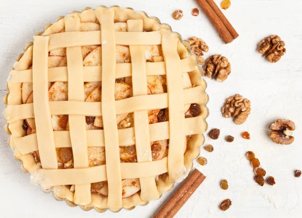 Готуємо домашню солодку випічку з яблучним пирогом. Сирий пиріг з горіхами, корицею та родзинками — стокове фото