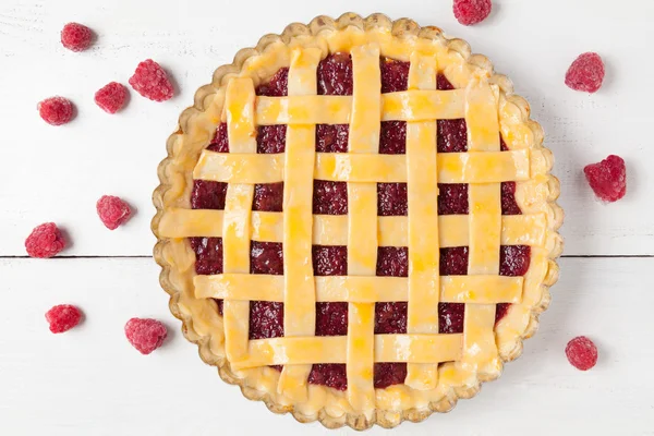 Gourmet homemade raw raspberry pie with jam on white kitchen table — Stock Photo, Image