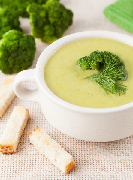 Sopa de brócoli adietando alimentos con croutons sobre textiles —  Fotos de Stock