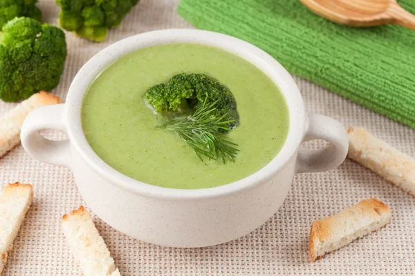 Sopa de brócolis verde saudável receita de foto em uma tigela branca — Fotografia de Stock