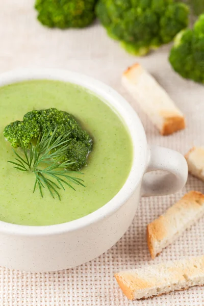 Sopa de brócolis apetitosa receita de alimentos super em uma tigela branca — Fotografia de Stock