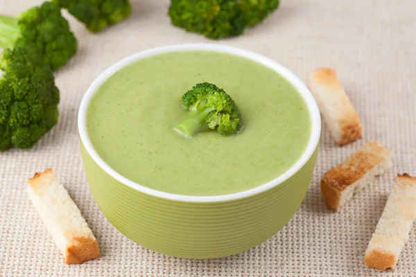 Sopa de brócolis verde orgânico receita vegan com croutons — Fotografia de Stock