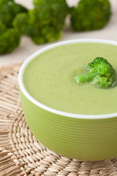 Sabrosa receta de sopa de brócoli vegetariano en un tazón verde —  Fotos de Stock