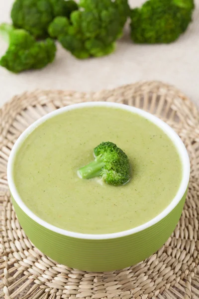 Традиционный зеленый брокколи крем рецепт в миске — стоковое фото