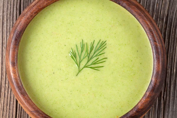 Grüne Sahnesuppe gesunde Kost in Schüssel mit Dill — Stockfoto