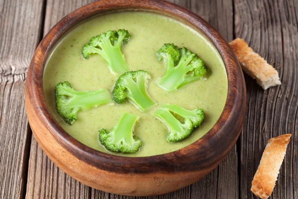 Crema verde fresca sopa de brócoli receta vegana en un tazón —  Fotos de Stock