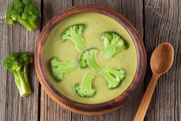 Receta de sopa verde de brócoli en un tazón con cuchara de madera —  Fotos de Stock