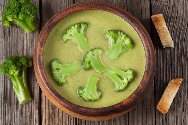 Delicada crema de brócoli sopa vegetariana en cuenco de madera con croutons —  Fotos de Stock