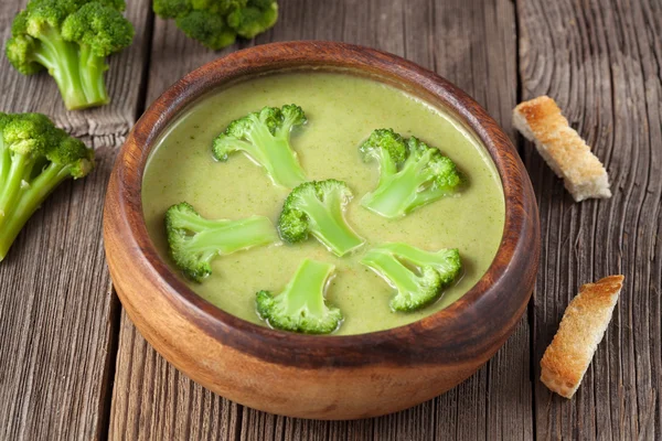 Heathy crema de brócoli verde deliciosa sopa con croutons —  Fotos de Stock