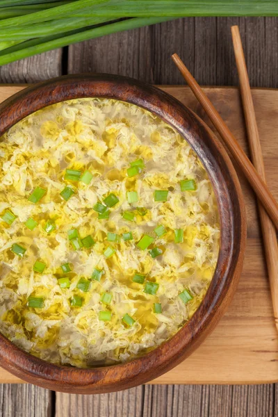 Soupe asiatique traditionnelle aux œufs et champignons prêts à manger — Photo