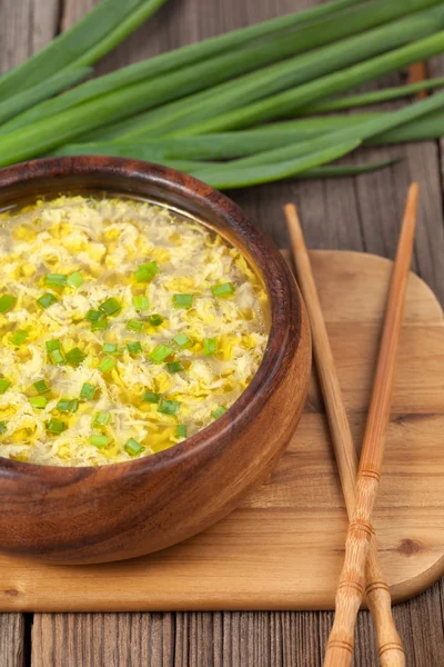 Sopa de flor de ovo tradicional, saboroso almoço asiático com paus de comida e cebola verde — Fotografia de Stock