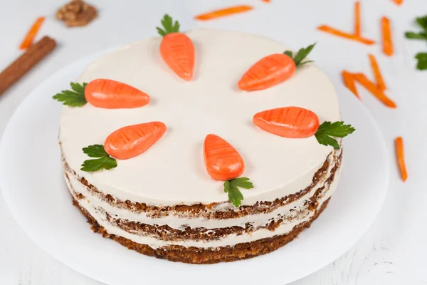 Sabroso pastel de esponja de Pascua con crema y pequeñas zanahorias en la parte superior — Foto de Stock