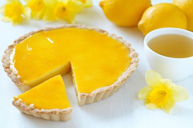 Yeşil çay ile lezzetli ev yapımı limonlu tart pasta