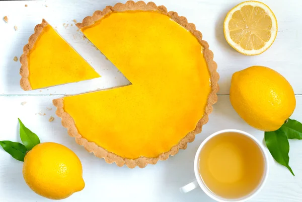 Домашний фруктовый лимонный пирог с зеленым чаем — стоковое фото