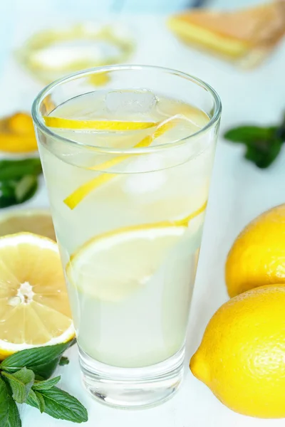 Вкусный домашний лимонадный летний прохладительный напиток — стоковое фото