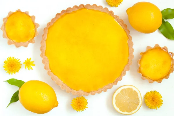 Lezzetli ev yapımı yedeklenmiş limon tart pasta tatlı nergis çiçekleri ile — Stok fotoğraf