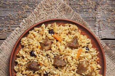 Arapça Ulusal pirinç yemek pilav kızarmış et, sağlıklı soğan, havuç ve sarımsak baharat ile kase. Rustik tarzı