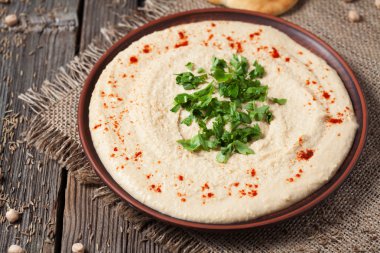 Kremsi humus İbranice nohut gıda kase zeytinyağı ve kırmızı biber ile