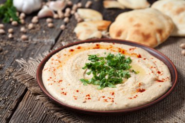 Humus geleneksel Yahudi kremsi öğle yemeği salata nohut, zeytinyağı ve kırmızı biber ile