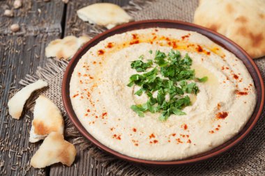 Nohut fasulye, kırmızı biber ve pide ile taze geleneksel humus İbranice Öğle Yemeği