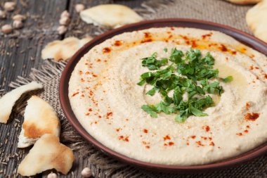 Humus, sağlıklı Lübnan geleneksel krem gıda nohut, Tahin ve pide