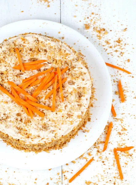 Gourmet gâteau maison éponge avec des tranches de carotte et miettes de noix — Photo