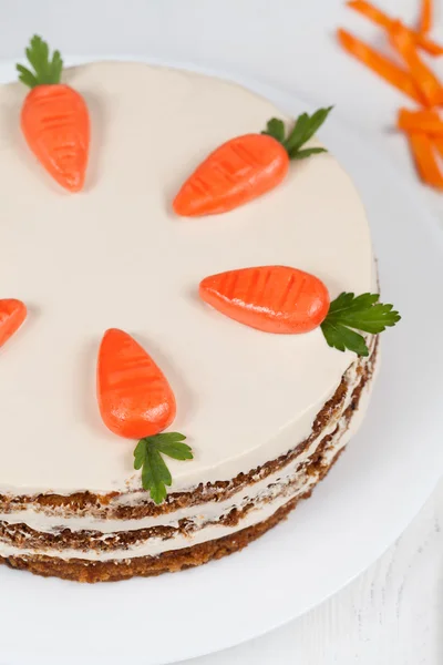 Torta di Pasqua con piccole carote su piatto bianco — Foto Stock