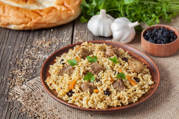 Arabski tradycyjny rustykalny ryżem pilaw jedzenie gotowane z smażone mięso, cebula, marchew i czosnek — Zdjęcie stockowe