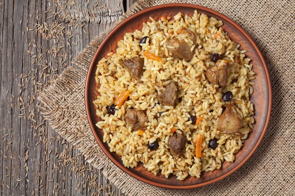 Árabe tradicional nacional arroz comida pilaf cocinado con carne —  Fotos de Stock