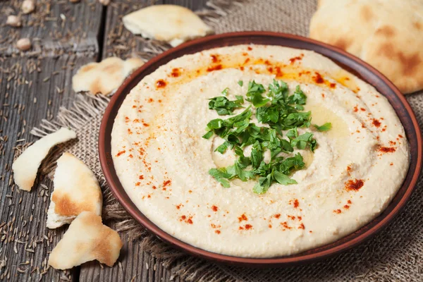 Hummus tradicional fresco Almoço hebraico com grão de bico, páprica e pita — Fotografia de Stock