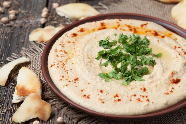 Hummus, alimente sănătoase libaneze tradiționale cremoase cu pui-mazăre, tahini și pita — Fotografie, imagine de stoc